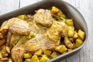 Fırında tavuk ve patates.