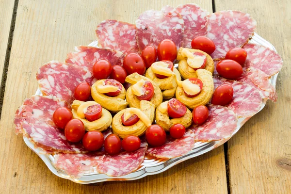 Taralli piccanti s rajčatovou majonézou a salám — Stock fotografie