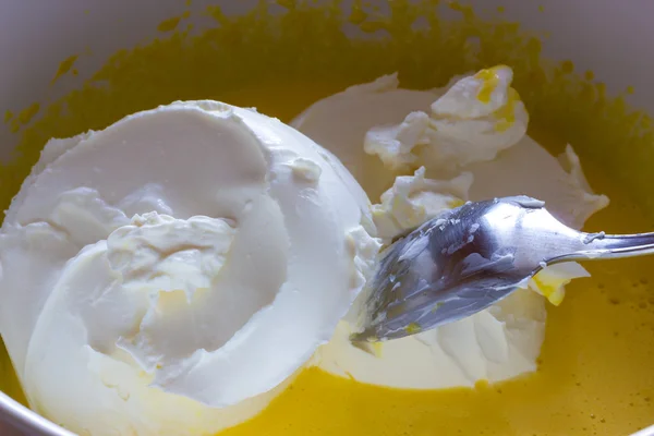 Cook mascarpone cream — Stock Photo, Image