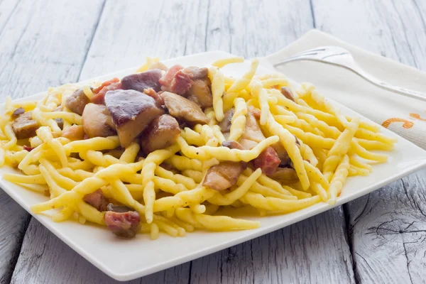Trofie pasta med svamp från Italien — Stock fotografie