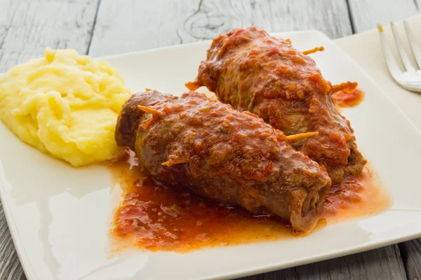 Rolos de carne recheados com bacon e tomate — Fotografia de Stock