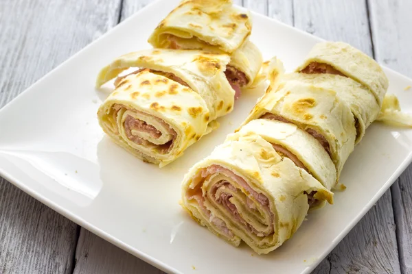 Roll van piadina met ham en kaas — Stockfoto