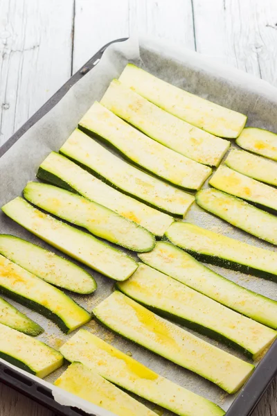 Sliced zucchinis ready to be baked — Stock Photo, Image