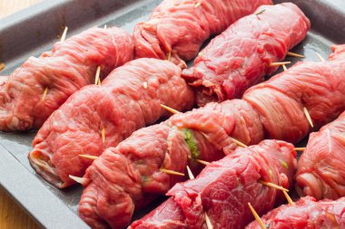 sığır eti rulo hazır pişmiş pastırma ile doldurulmuş