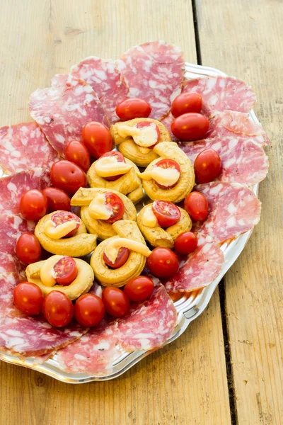 Taralli piccanti mit Tomatenmayonnaise und Salami — Stockfoto
