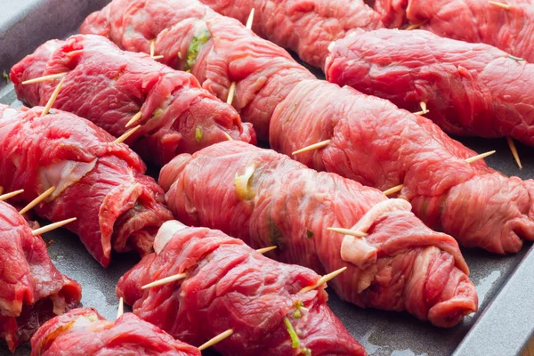 Rolos de carne recheados com bacon pronto para ser cozido — Fotografia de Stock