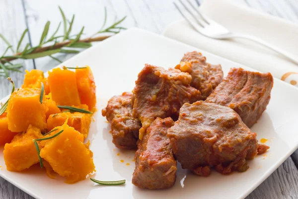 Estofado de cerdo adornado con calabaza — Foto de Stock