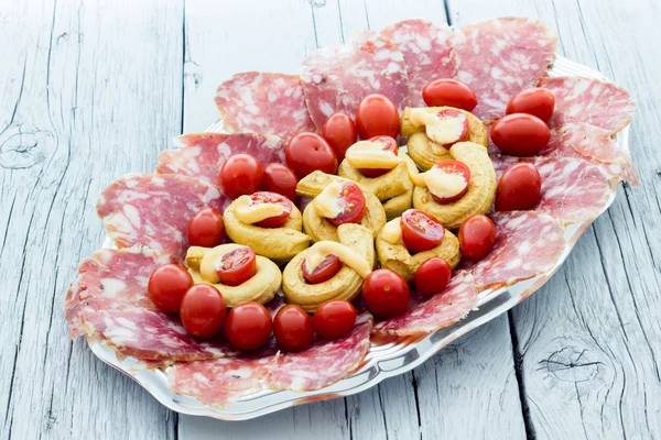 Taralli piccanti s rajčatovou majonézou a salám — Stock fotografie