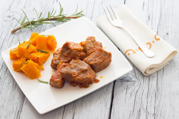 Guisado de porco decorado com abóbora — Fotografia de Stock