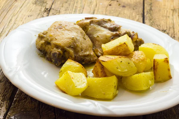 Chicken with potatoes — Stock Photo, Image