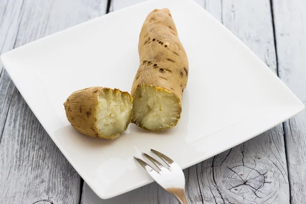 Tatlı patates pişmiş olması için hazır — Stok fotoğraf