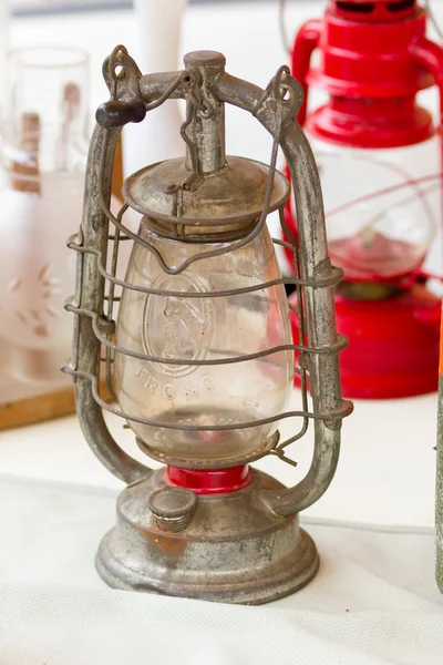 Lámpara de aceite vintage en un mercado de pulgas — Foto de Stock