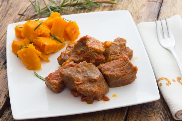 Guisado de porco decorado com abóbora — Fotografia de Stock