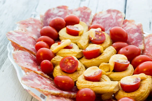 Taralli piccanti com maionese de tomate e salame — Fotografia de Stock