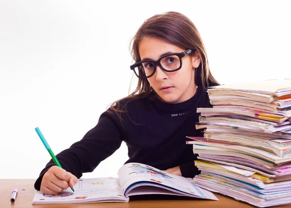 Beetje schattig meisje doen homeworks — Stockfoto