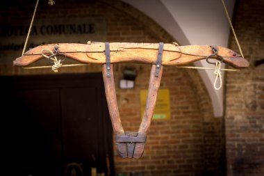 ahşap boyunduruğu vintage bir bit pazarı içinde