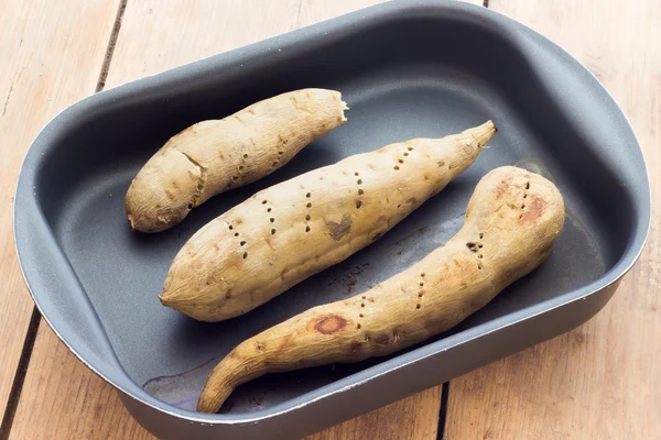 Tatlı patates pişmiş olması için hazır — Stok fotoğraf