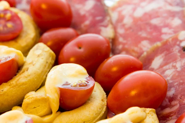 Taralli piccanti with tomato mayonnaise and salami — Stock Photo, Image