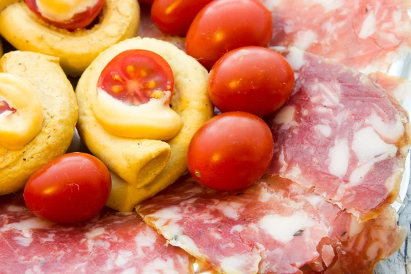 Taralli piccanti mit Tomatenmayonnaise und Salami — Stockfoto