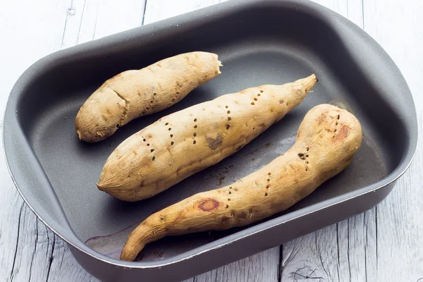 Tatlı patates pişmiş olması için hazır — Stok fotoğraf