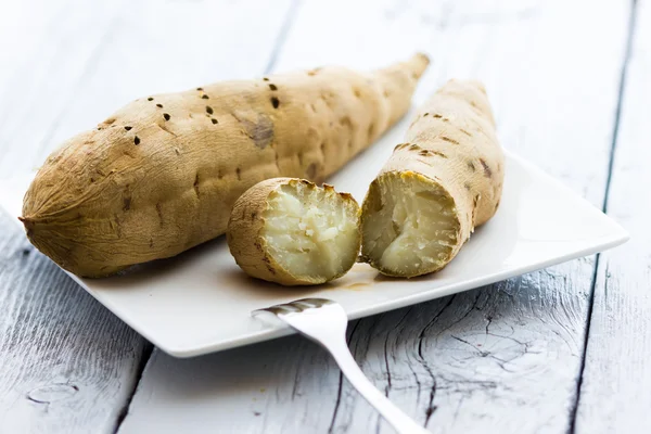 Tatlı patates pişmiş olması için hazır — Stok fotoğraf