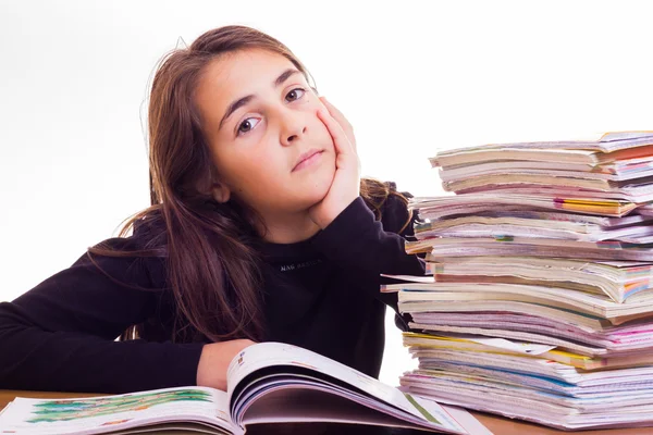 Pequena linda menina fazer trabalhos de casa — Fotografia de Stock