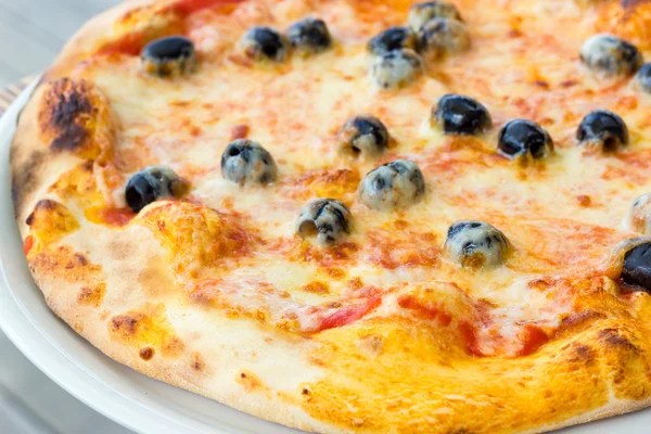 Pizza con aceitunas — Foto de Stock