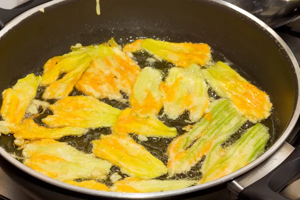 Fried zucchini flowers — Stock Photo, Image