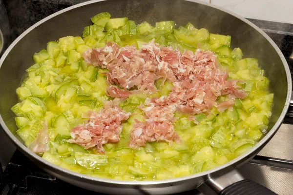 Zucchini with bacon — Stock Photo, Image