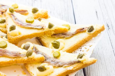 Hamsi ve Kapari kanepeler