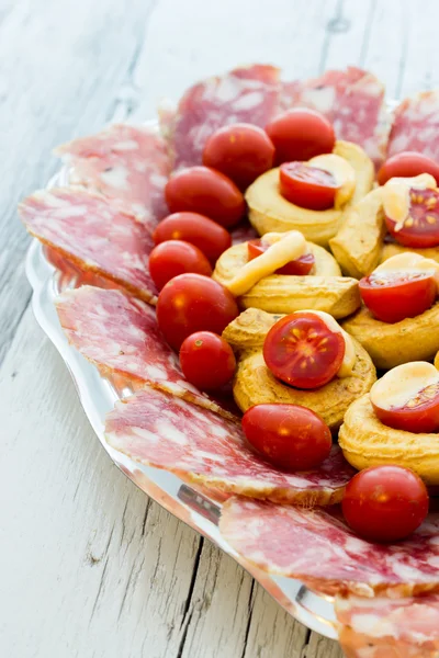 Taralli piccanti with tomato mayonnaise and salami — Stock Photo, Image