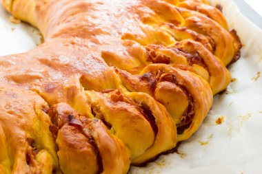 Lezzetli pasta pastırma ve yumuşak peynir ile