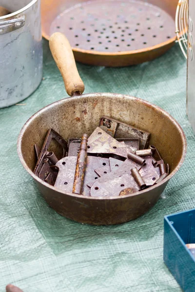 Bisagras oxidadas vintage en un mercado de pulgas —  Fotos de Stock
