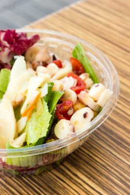 Deniz ürünleri salatası