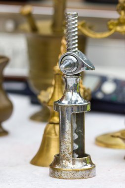 Vintage tirbuşon bir bit pazarı içinde