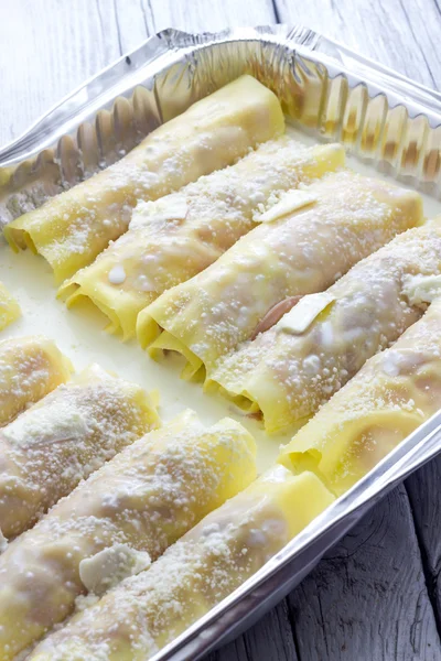 Cocinar canelones horneados — Foto de Stock