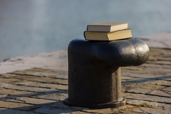 Libro en el muelle —  Fotos de Stock