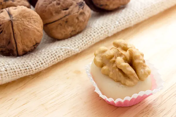 Noci con pasta di mandorle — Foto Stock