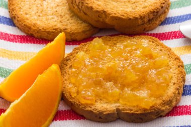 Turuncu marmelatlı tost.