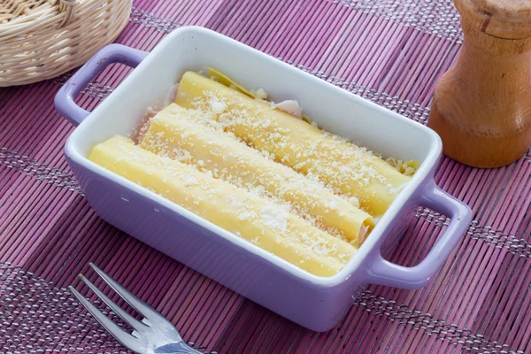 Canelones al horno con jamón y queso —  Fotos de Stock