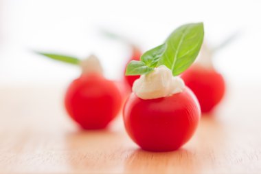 kiraz domates peynir ile