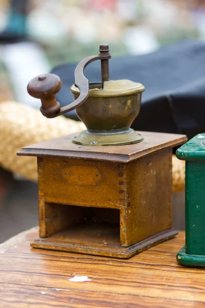 Moedor de café vintage em um mercado de pulgas — Fotografia de Stock