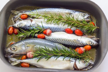 domates ile fırında uskumru