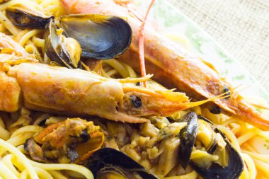 Spagetti karides ve midye
