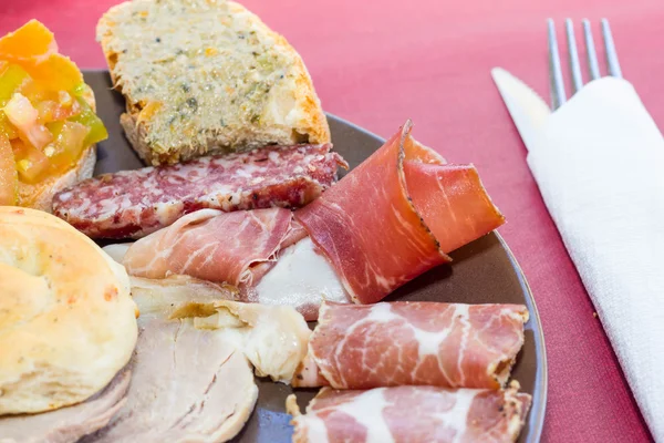 Fleisch- und Käseteller aus der Toskana — Stockfoto