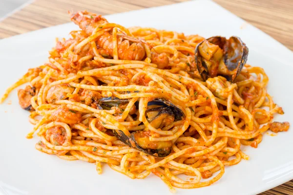 Spagetti a tenger gyümölcsei tál — Stock Fotó
