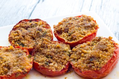 Doldurulmuş domates tamamen kızarmış