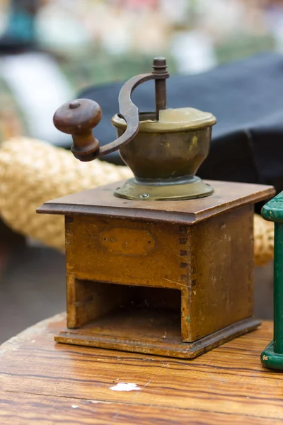 Molinillo de café vintage en un mercado de pulgas — Foto de Stock