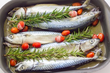 domates ile fırında uskumru