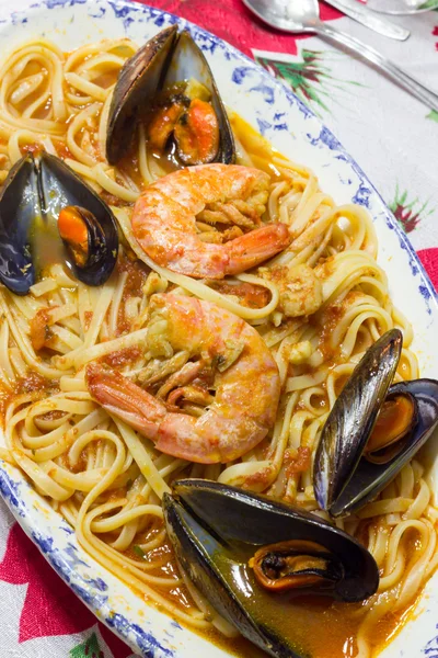 Тарелка спагетти с морепродуктами — стоковое фото